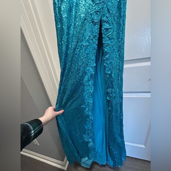 New With Tags Aqua Jovani 1012 V Neck Sequin Floral Slit Backless Prom Gown - Picture 7 of 13